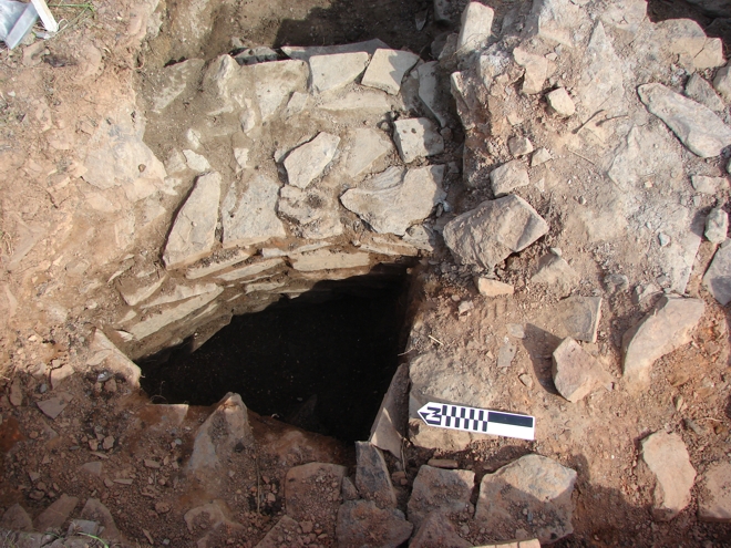 Detail of part of the foundation wall of the bread oven at Champ Paya, Cape Rouge Harbour (EfAx-09, Feature 22).