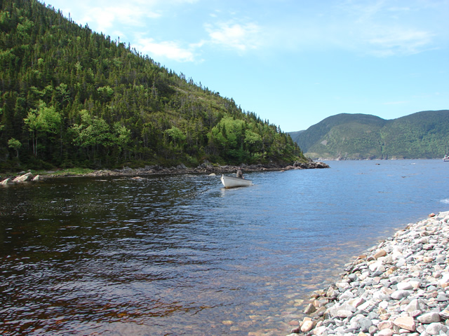 Paul Bromley brings his skiff into Sans Fond.